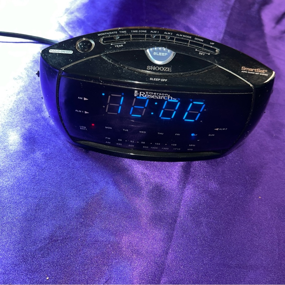 📌Emerson Research Smart Set Alarm Clock Radio